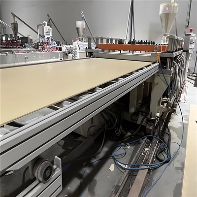 खरीदें Shenzhen HYPET 1220mm Width Plastic PVC Foam Board Extrusion Production Line PVC WPC Foam Board Panel Making Machine online manufacture