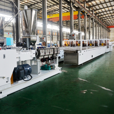 खरीदें China Manufacturer Customized WPC Anti Slip Wood Plastic Composite Outdoor PVC PP PE WPC Foamed Decking Floor Making Machine online manufacture