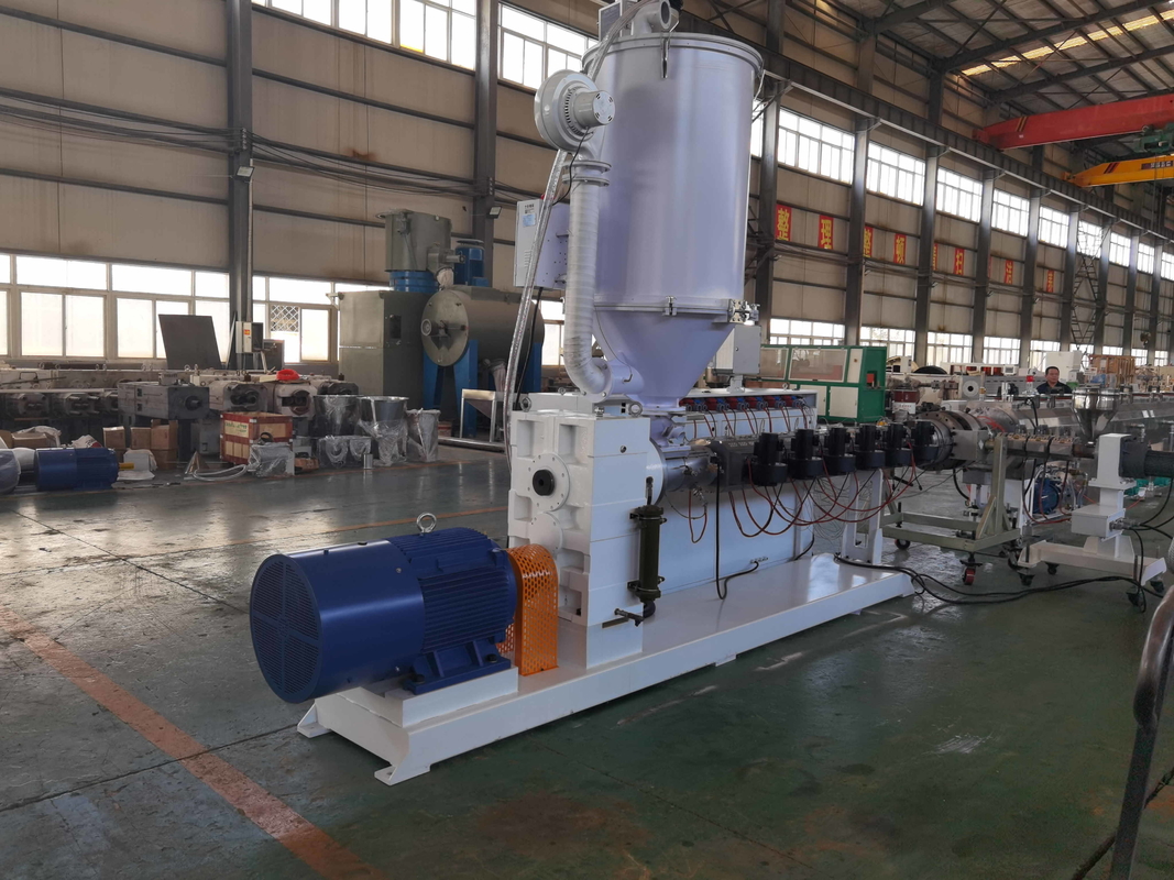 SJ150/28 90kw 380kg/h उच्च दक्षता एचडीपीई पीई में बड़े आउटपुट एकल पेंच extruder पाइप के लिए अति उच्च आणविक भार पीई