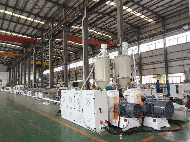 20-32 मिमी पीपी डबल पाइप लाइन 3 परतों और 3 रंगों के साथ एकल पेंच extruders SJ90-30 & SJ55-33 & SJ45-30 द्वारा