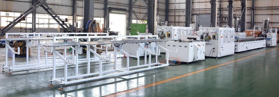 WPC लकड़ी प्लास्टिक प्रोफाइल 240mm पीवीसी दीवार फोम decrocation पैनल extruding मशीन 55/120 पीवीसी जुड़वां पेंच extruder