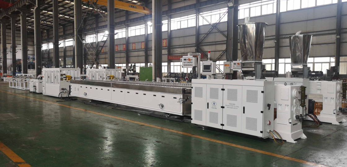 WPC लकड़ी प्लास्टिक प्रोफाइल 240mm पीवीसी दीवार फोम decrocation पैनल extruding मशीन 55/120 पीवीसी जुड़वां पेंच extruder
