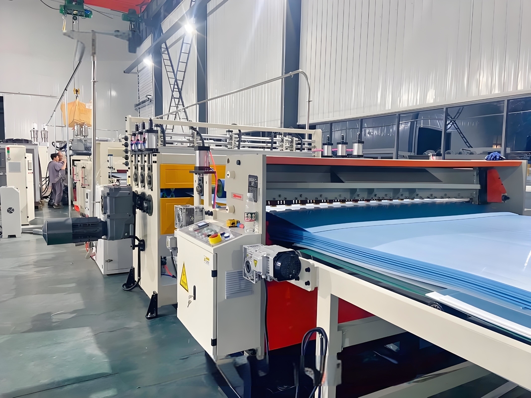 2200 / 2600 मिमी पीपी खोखले ग्रिड बोर्ड मशीन 150kw पावर पीपी खोखले बोर्ड एक्सट्रूज़न लाइन