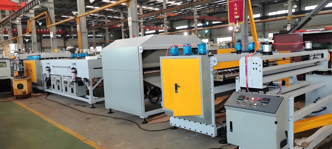 2200 / 2600 मिमी पीपी खोखले ग्रिड बोर्ड मशीन 150kw पावर पीपी खोखले बोर्ड एक्सट्रूज़न लाइन